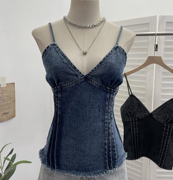 Deep V-neck slim fit sleeveless top with hem