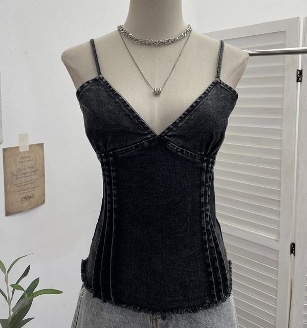 Deep V-neck slim fit sleeveless top with hem
