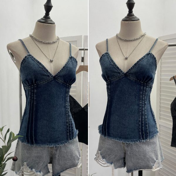Deep V-neck slim fit sleeveless top with hem