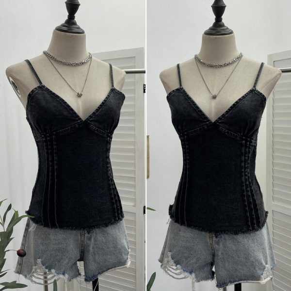 Deep V-neck slim fit sleeveless top with hem