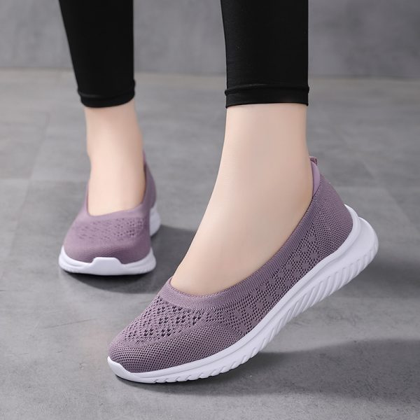Large size soft soled fly woven women's shoes are breathable and can be easily stepped on in a fashionable single shoe for women